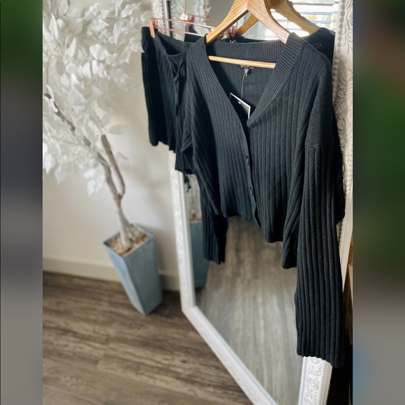 Two Piece Black Ribbed Long Sleeve Shorts Set - Picture 2 of 6